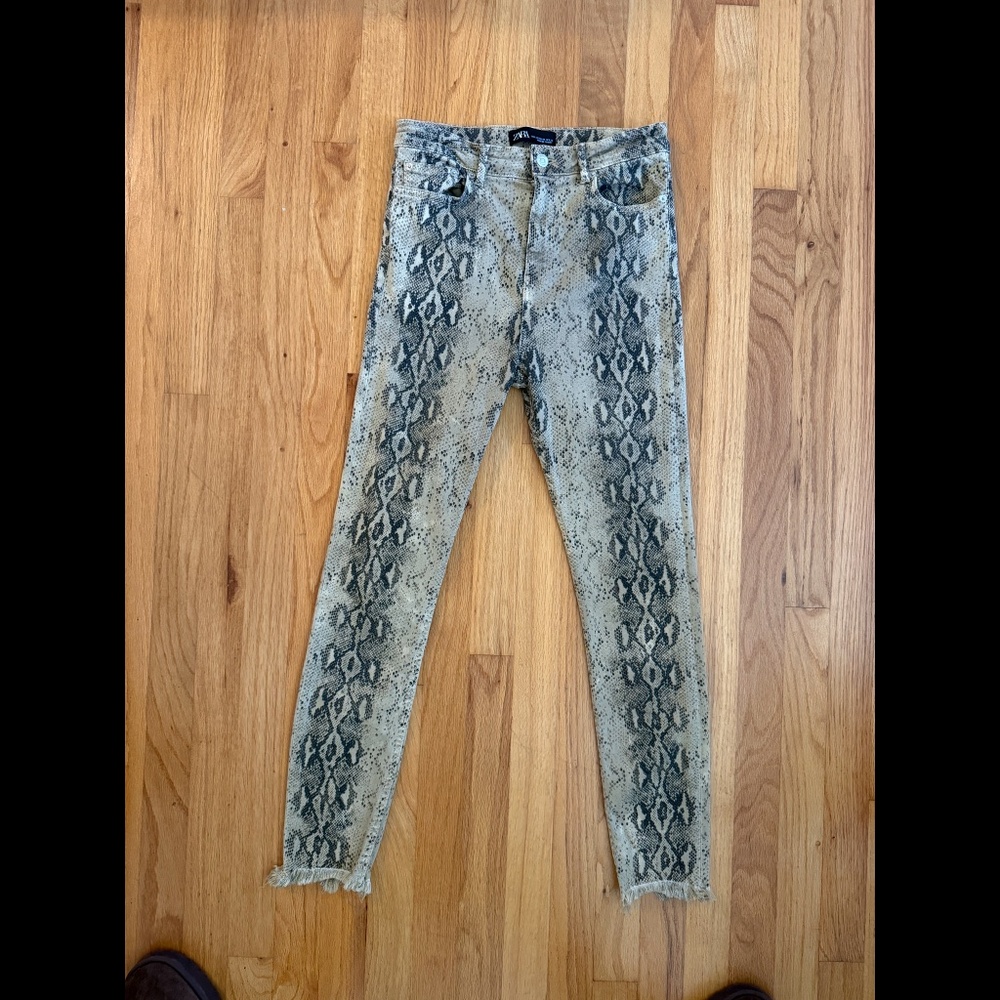 Zara beige and black snake print high rise skinny jeans. Size 6